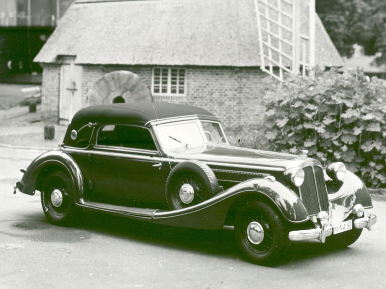 Schwarz-weiß-Aufnahme eines Horch 853 vor einem Haus
