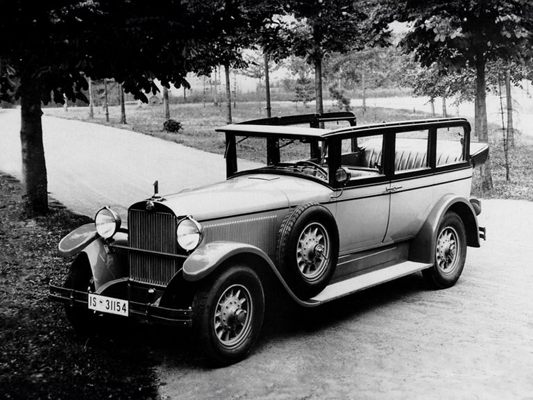 Schwarz-weiß-Aufnahme des Audi Typ R Imperator vor Bäumen