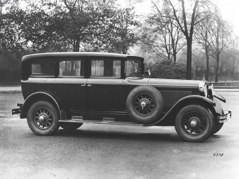 Schwarz-weiß-Aufnahme vom Audi Typ R Imperator vor Bäumen in einem Park