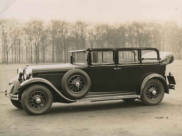 Sepia Fotoaufnahme des Audi Typ R Imperator vor einer Baumreihe