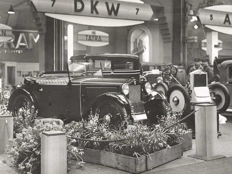 Schwarz-weiß-Aufnahme eines DKW Front F 1 auf einer Messe