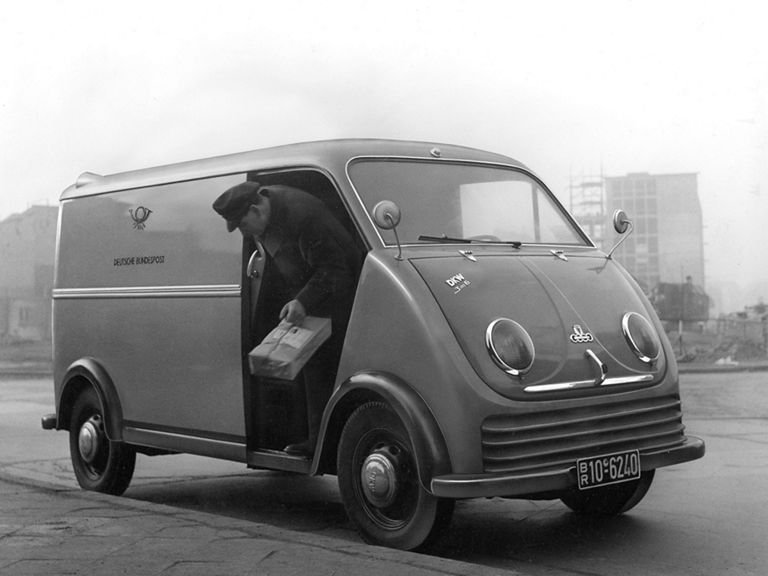 Schwarz-weiß-Aufnahme eines Postboten im DKW F 89 L Schnelllaster mit einem Logo der Deutschen Bundespost an der Seite