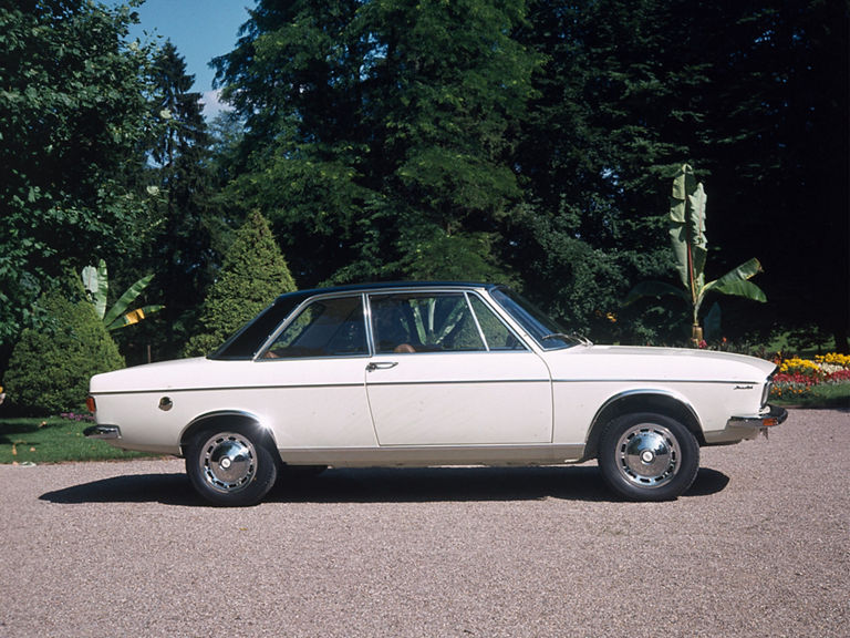 Audi 100 LS in white and black, side view in front of palm trees and trees