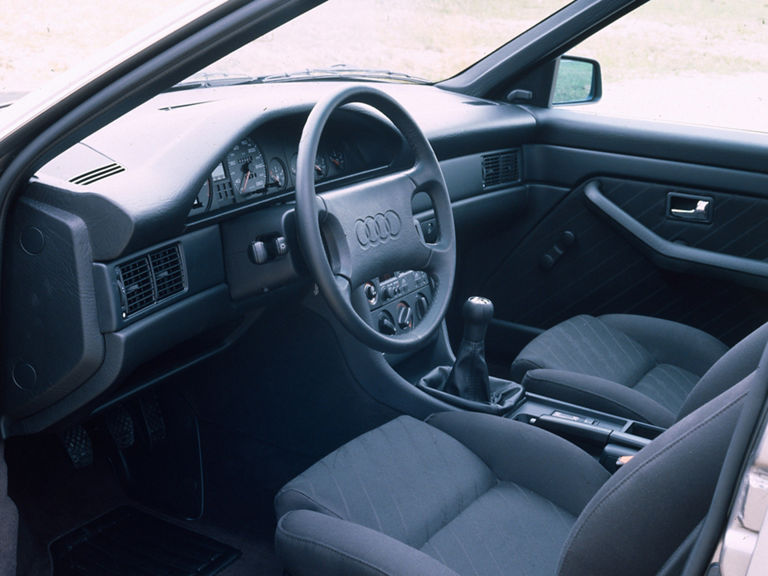 Aufnahme des Cockpits eines Audi 100 quattro Sport