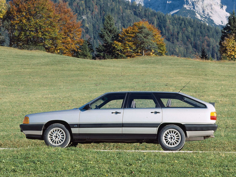 Aufnahme von einem Audi 100 Avant CS quattro in Silber vor einer Bergkulisse