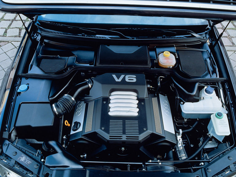 Innenansicht des Motorraums eines Audi A8 2.8 quattro mit einem V6 Motor