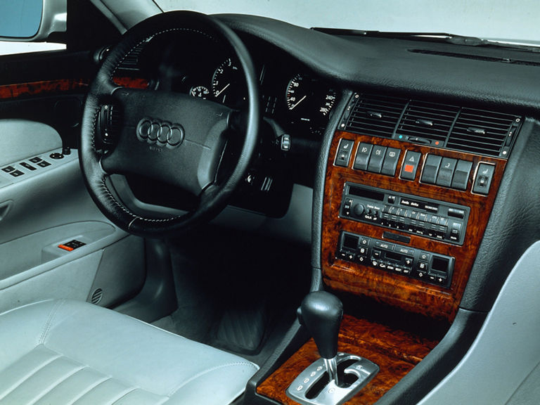 Innenansicht vom Cockpit eines Audi A8