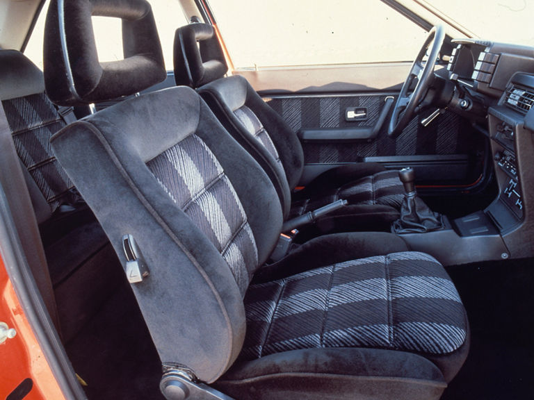 Innenaufnahme von Sitzen in einem Audi quattro