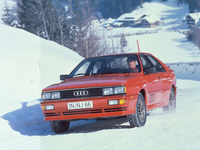 Frontale Aufnahme eines roten Audi quattro in schneebedeckten Bergen
