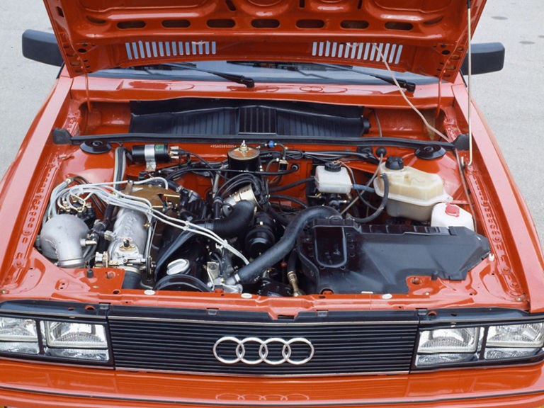 Innenaufnahme der Motorhaube eines orangen Audi quattro