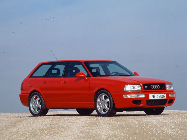 Rechte Seitenansicht eines roten Audi Avant RS 2 vor blauem Himmel