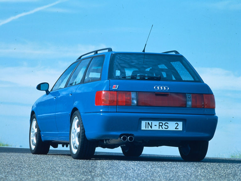 Audi Avant RS 2 in Blau in der Heckansicht vor einem blauen Himmel