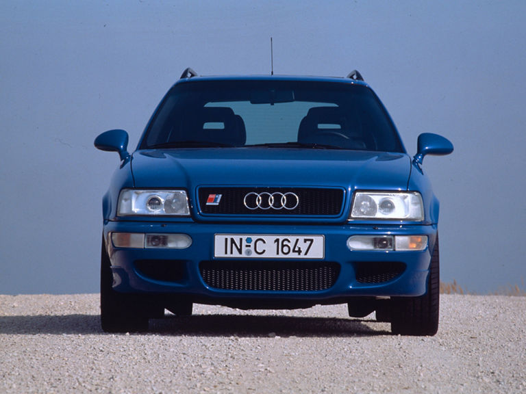 Frontansicht eines blauen Audi Avant RS 2 vor einem blauen Himmel
