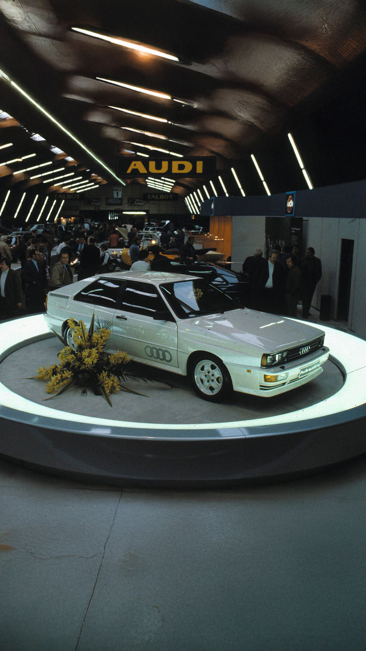 Ein Audi Modell wird bei einer Veranstaltung auf einem Podest präsentiert