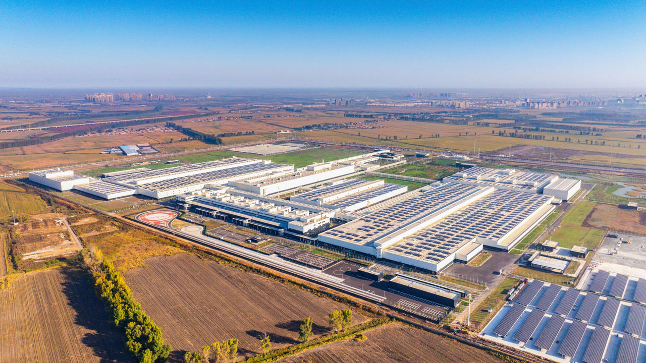 Luftbild eines Audi Werks in China. Große Produktionshallen in ländlicher Umgebung.