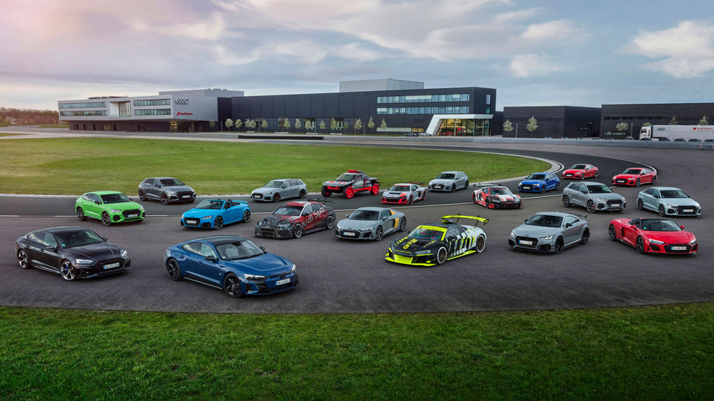 Audi Rennfahrzeuge auf einer Rennstecke