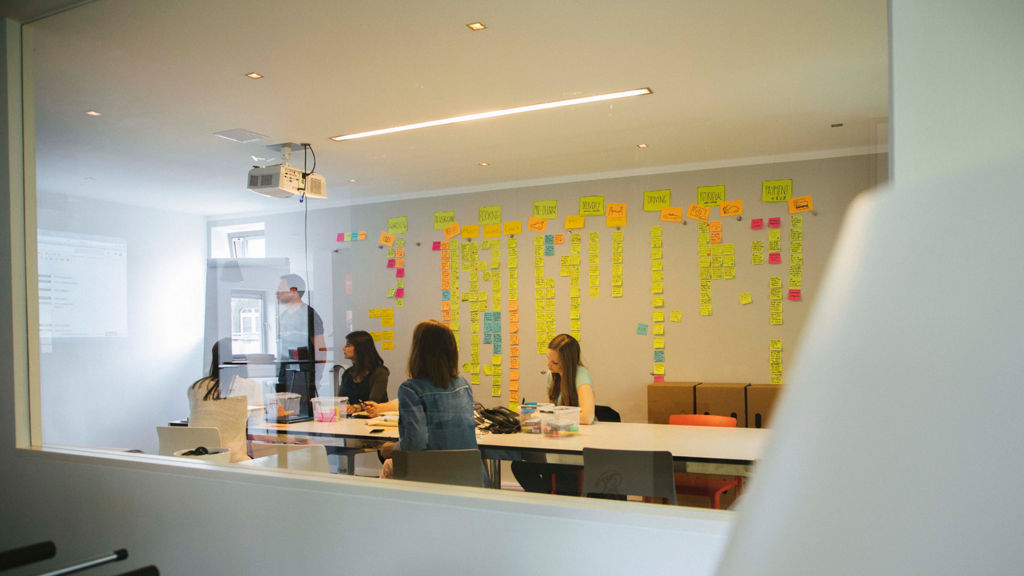 Self-organization in the meeting room