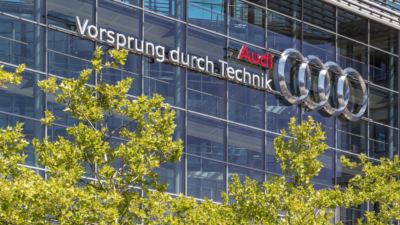 Außenansicht eines Audi-Standorts mit Logo und Claim