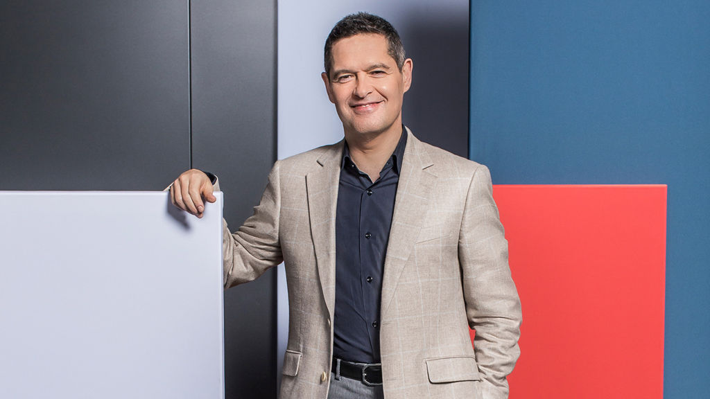 Portrait of Xavier Ros in front of coloured blocks