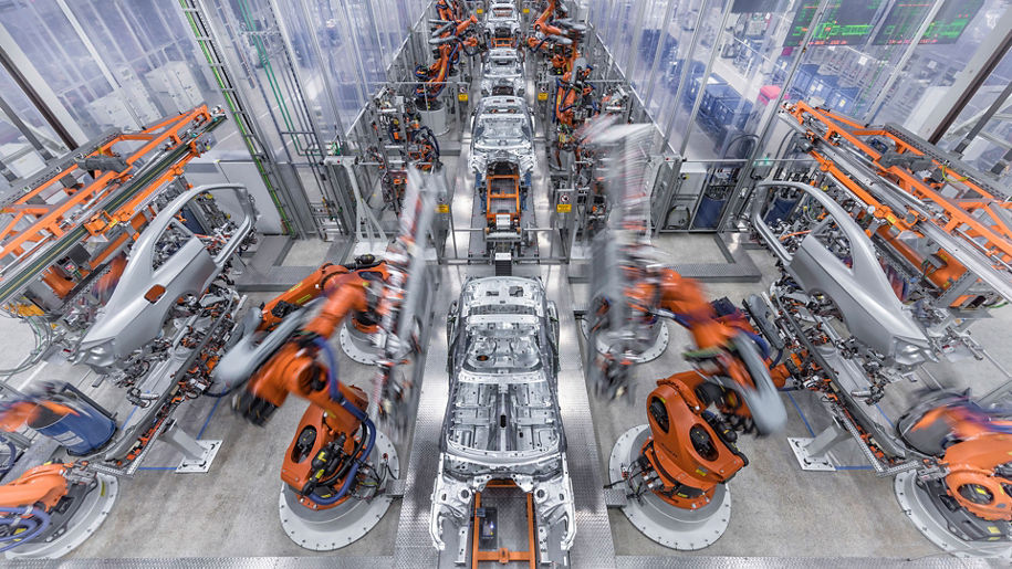 Car bodies and robots in the workshop
