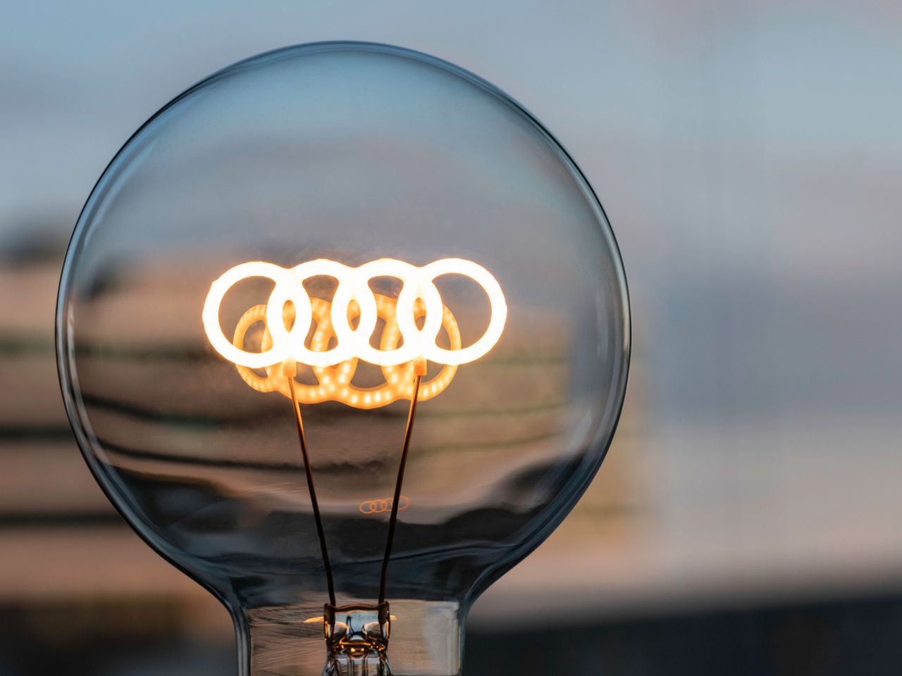 Light bulb with the four rings from Audi