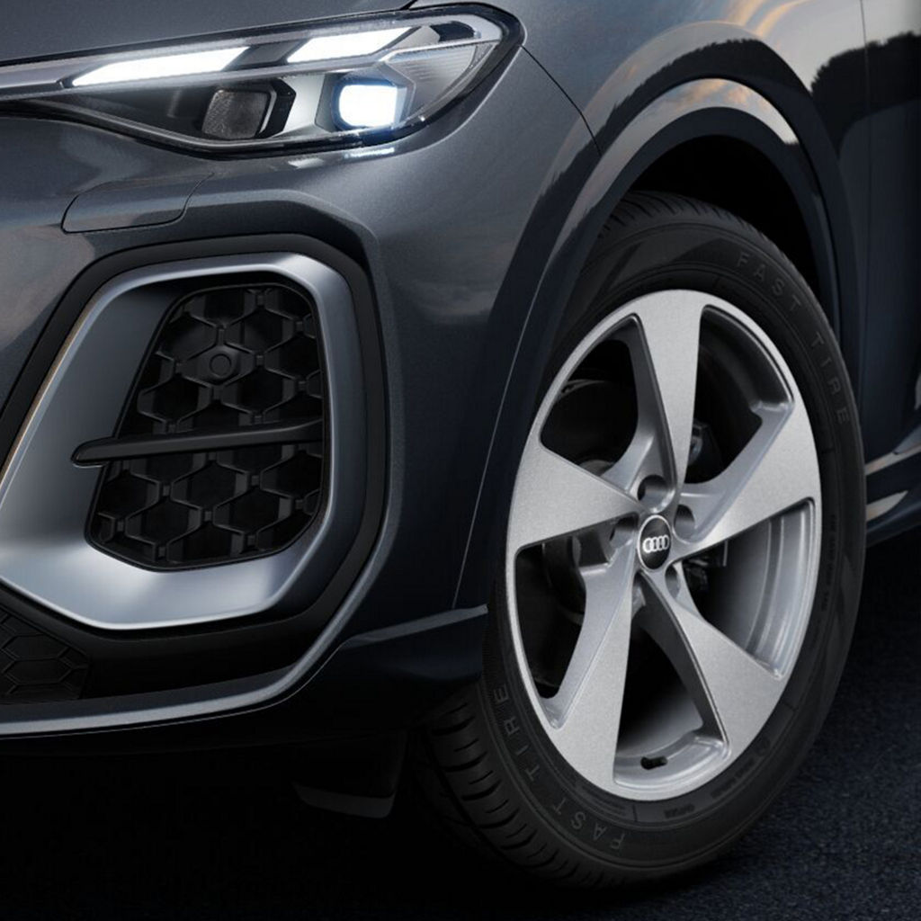 Close-up view of the Q5 with the 20-inch five-spoke wheel
