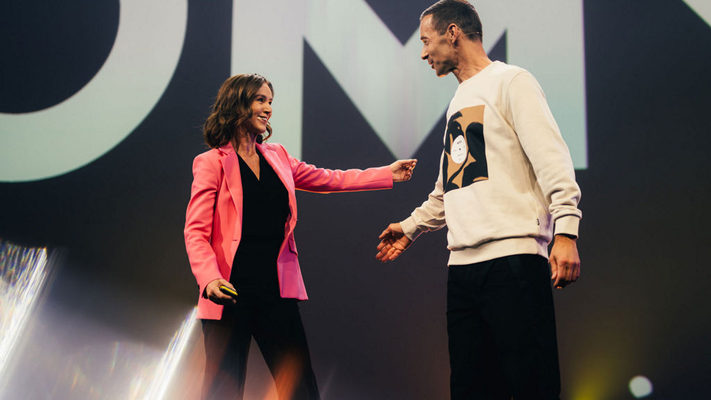 Hildegard Wortmann next to presenter Kai Pflaume on the OMR stage