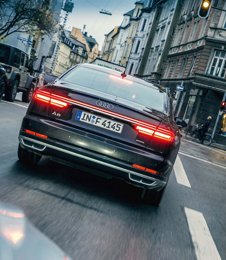 Audi A8 fährt - von hinten fotografiert
