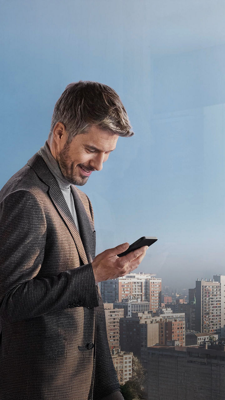 Mann schaut auf sein Smartphonedisplay