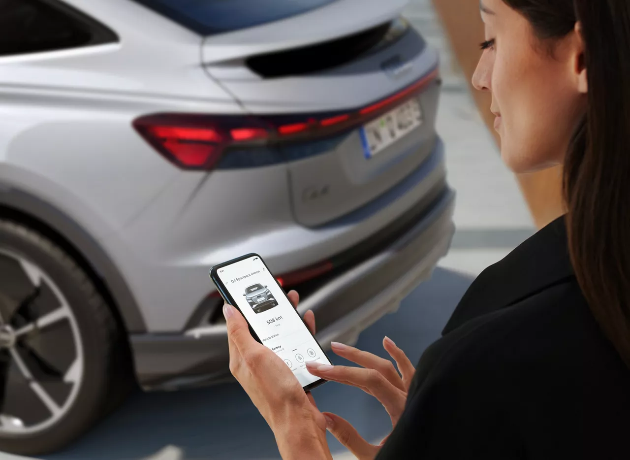 Frau tippt auf dem Smartphone