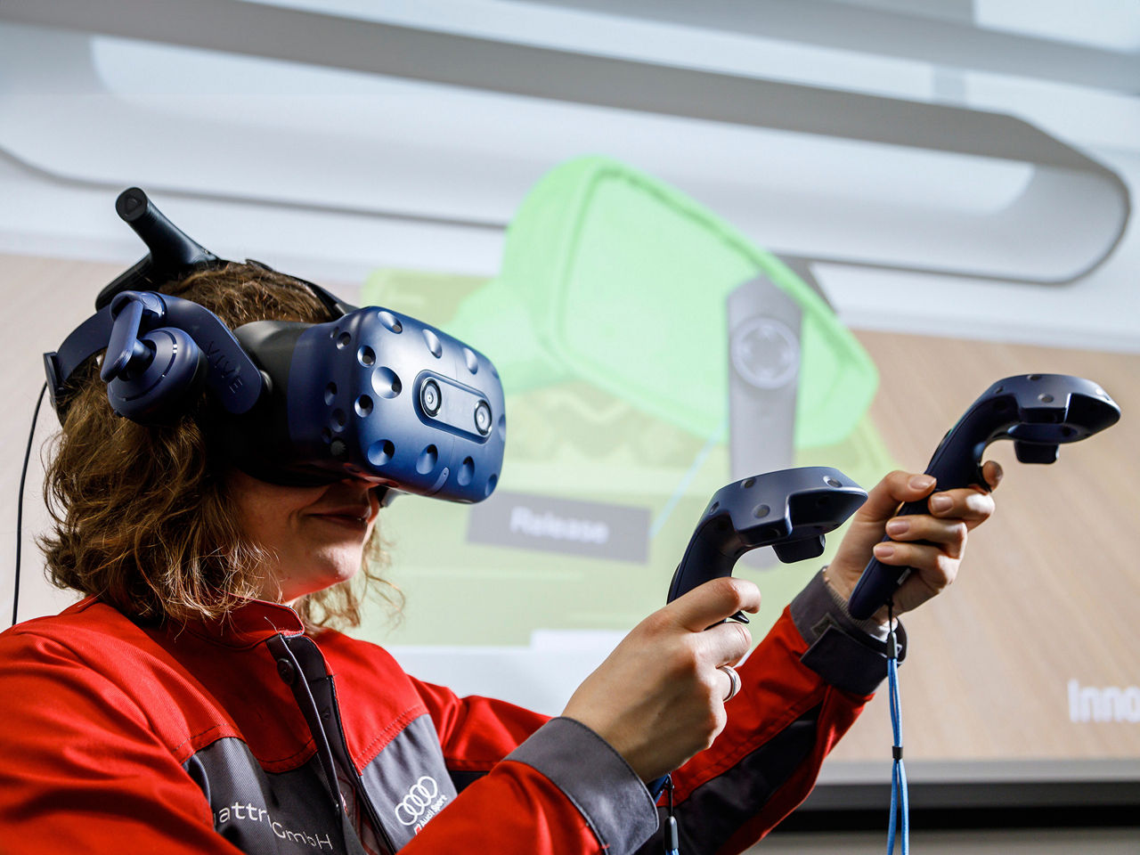 Frau probiert eine Virtual Reality Brille aus