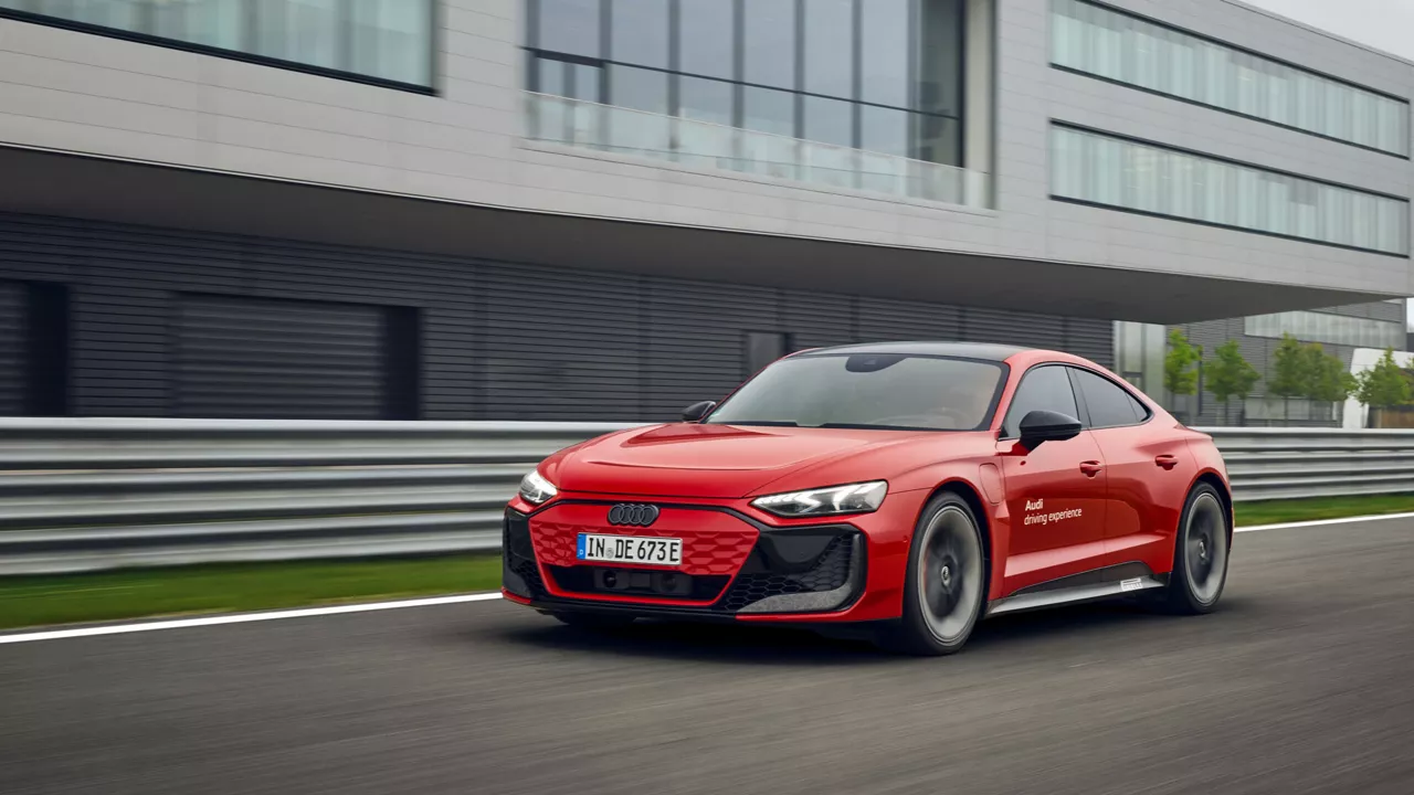 Roter Audi RS e-tron GT performance auf der Teststrecke während der Audi Driving Experience