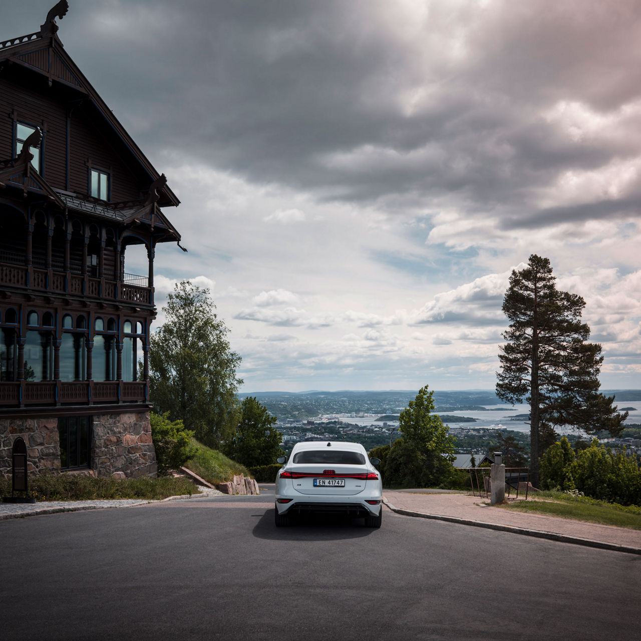 Szenischer Blick auf Oslo vom Parkplatz neben der Berghütte am Holmenkolmen