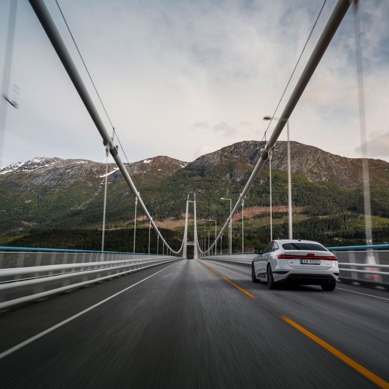 Die Hardangerbrücke misst 1.380 Meter, der A6 Sportback e-tron performance überquert sie in Windeseile und vollkommen emissionsfrei.