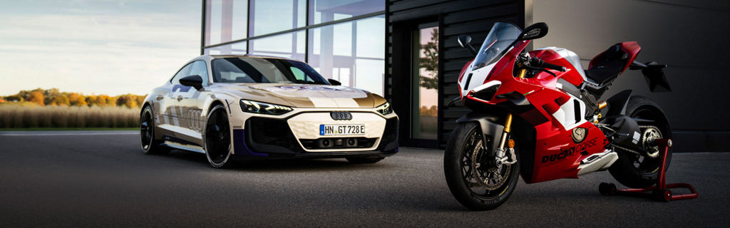 Audi e-tron GT quattro neben Ducati Panigale V4 R