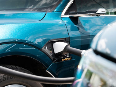 The Audi e-tron’s charging connector is connected to the charging station.
