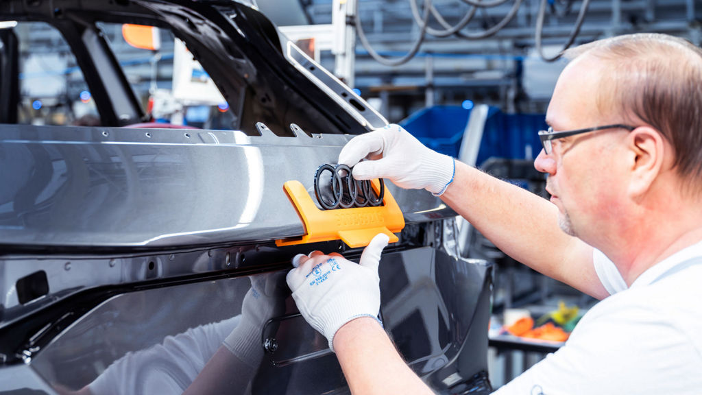 Employee during the production of a Q6 e-tron