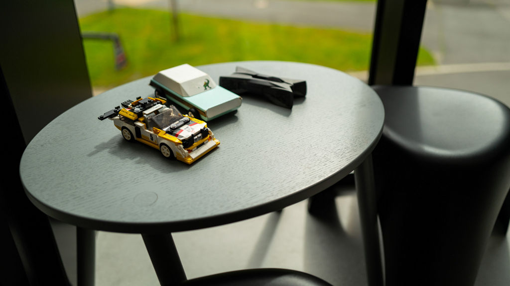 ein schwarzer runder Tisch mit Spielzeugautos