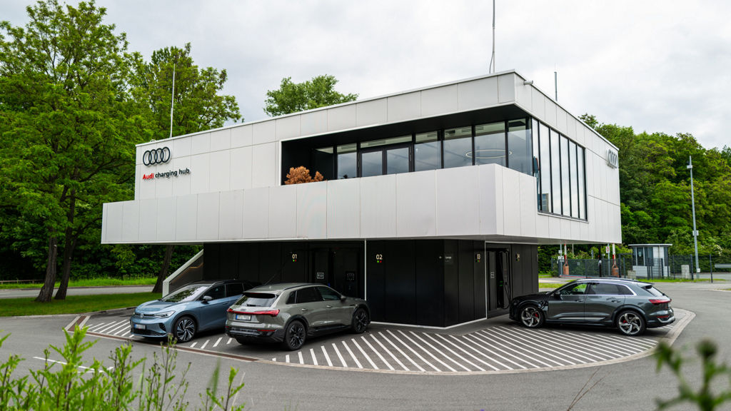 3 Audi stehen um den Audi charging hub
