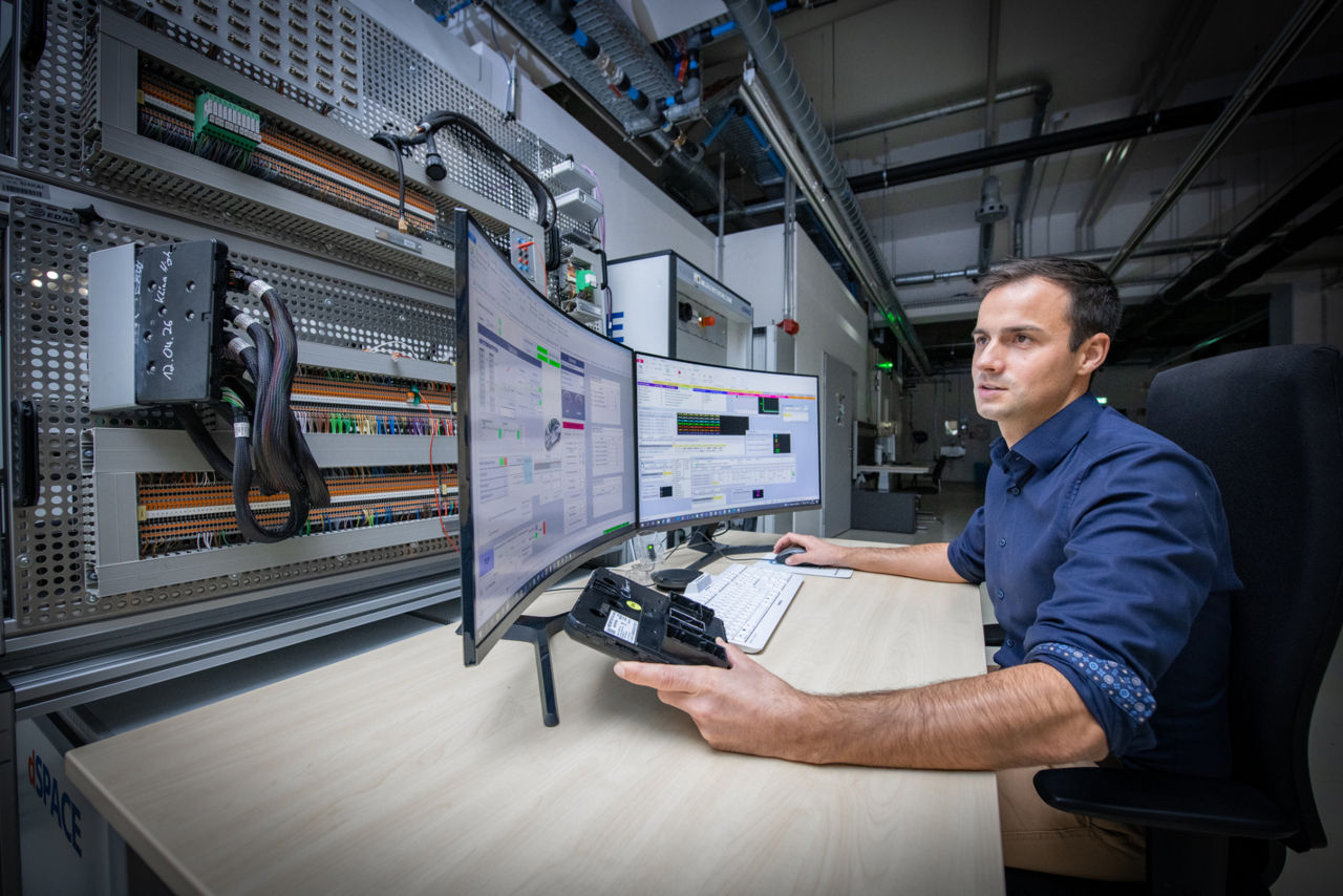 Christoph Kröner tests in the control centre