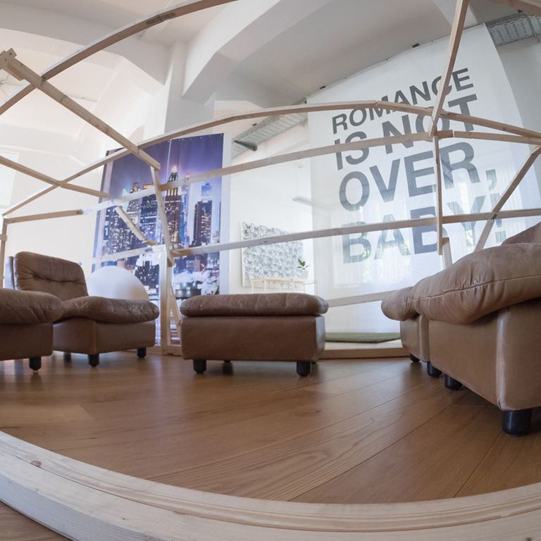  Eine Fahrzuegskulptur mit Lounge