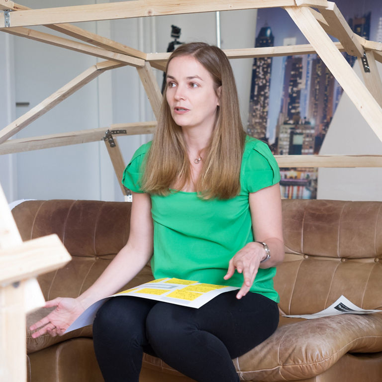 Ineke Paulsen in der Fahrzeugskulptur