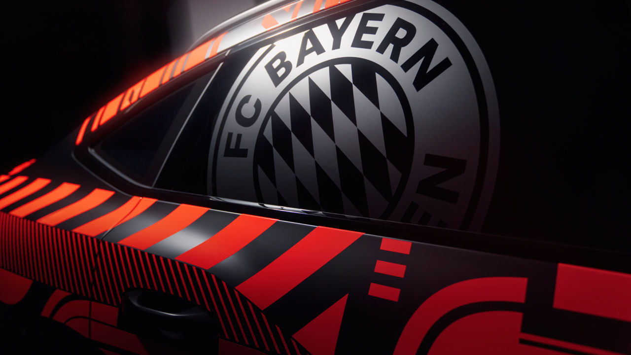 Seitliche Ansicht des FC Bayern Logos auf dem Audi e-tron triple 2020