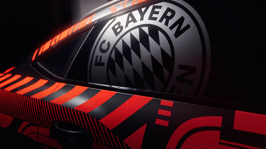 Seitliche Ansicht des FC Bayern Logos auf dem Audi e-tron triple 2020