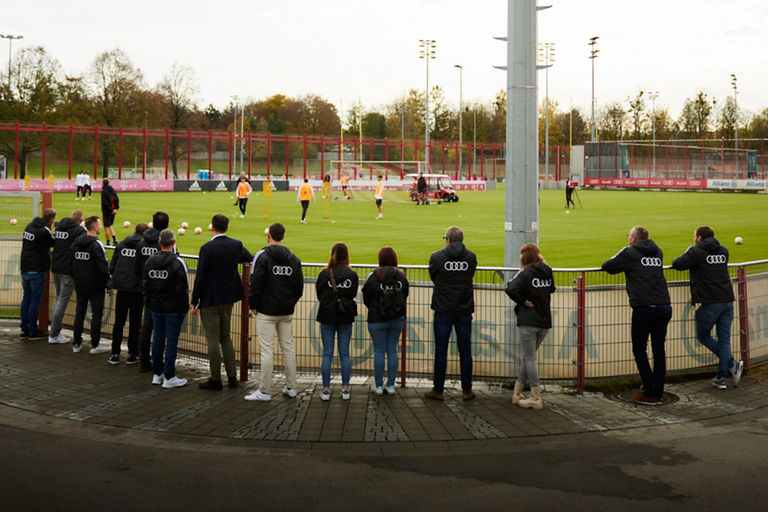 Blick auf den Trainingsplatz des FC Bayern an der Säbener Straße