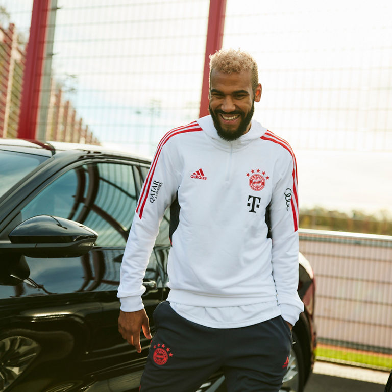 Maxim Choupo-Moting vor seinem neuen Audi