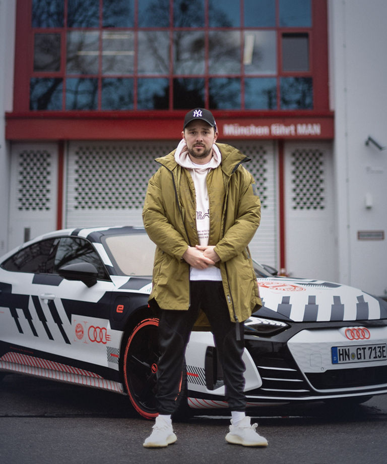 Mitja Lafere und der Audi RS e-tron GT FC Bayern Edition sind startklar.