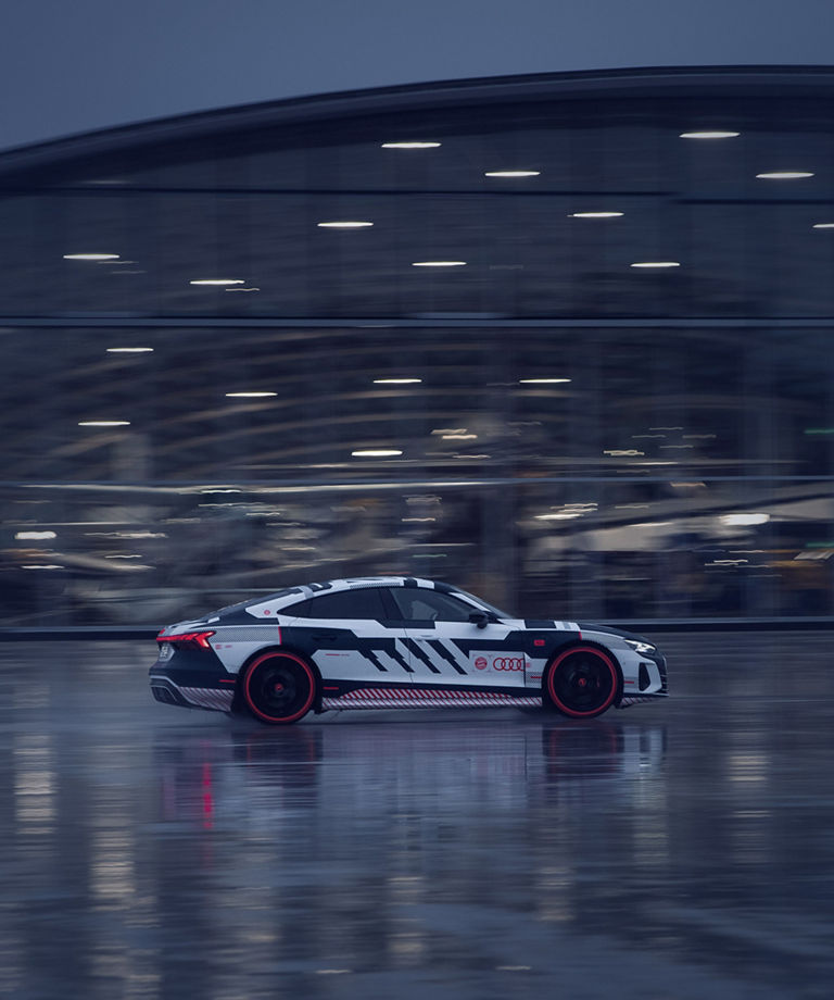 Der Audi RS e-tron GT macht sich immer noch am besten vor der Kamera.  