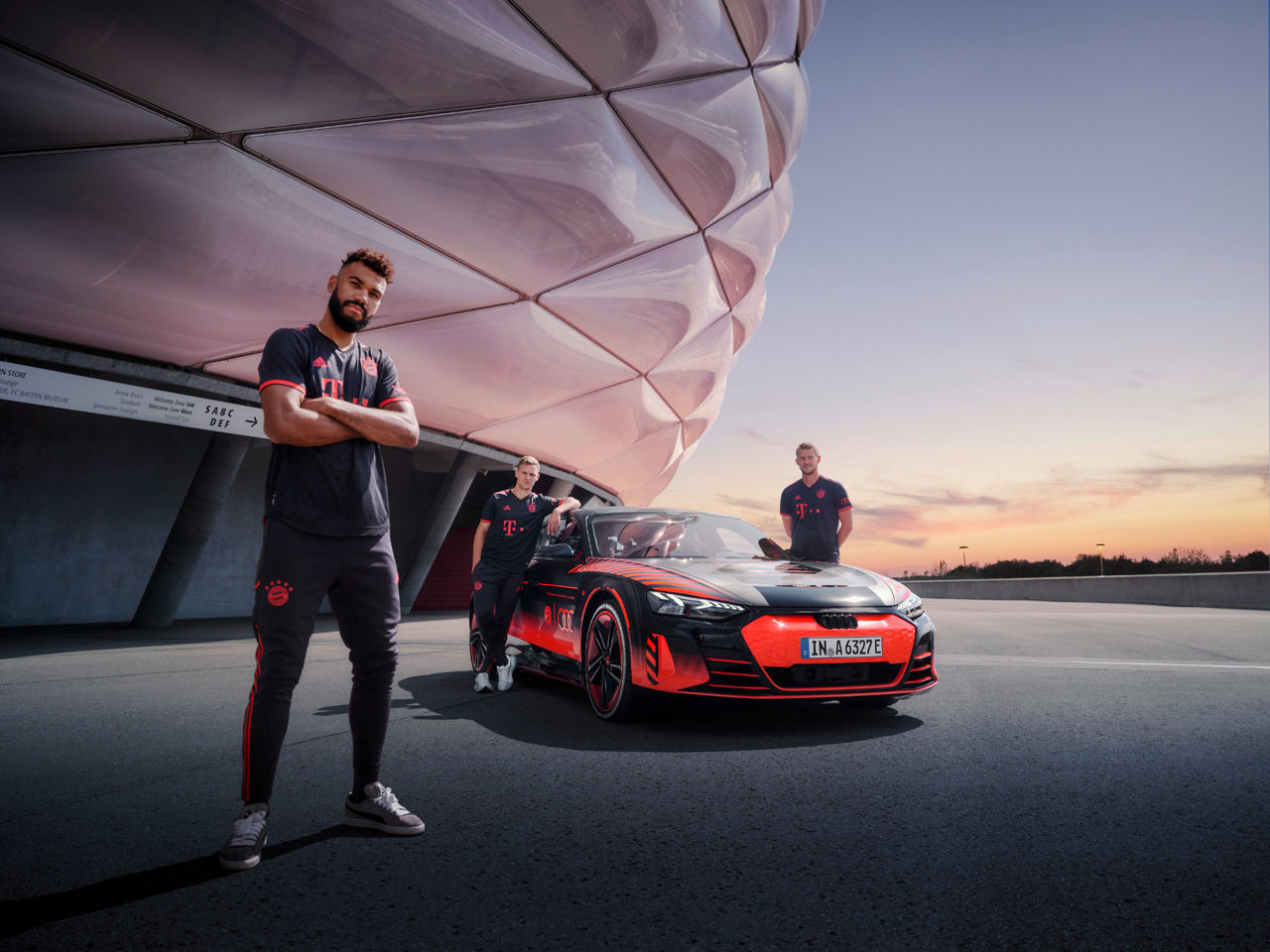 FC Bayern Spieler stehen um den Audi RS e-tron GT FC Bayern concept