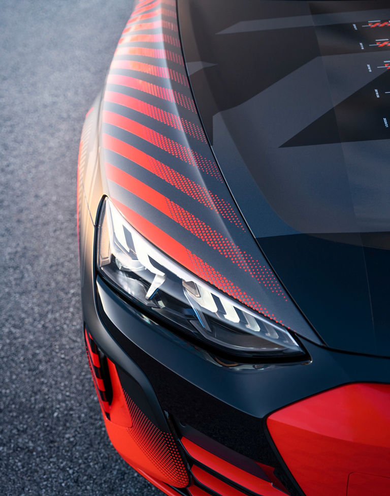 Der rechte Frontscheinwerfer des Audi RS e-tron GT FC Bayern concept